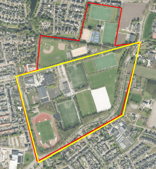 Vergroot afbeelding: luchtfoto van het plangebied (rood omlijnd) en het projectgebied (geel omlijnd)